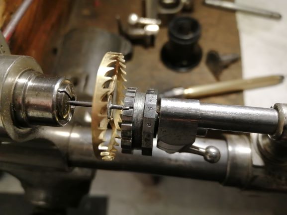 Roue dentée sur un tour d'horloger